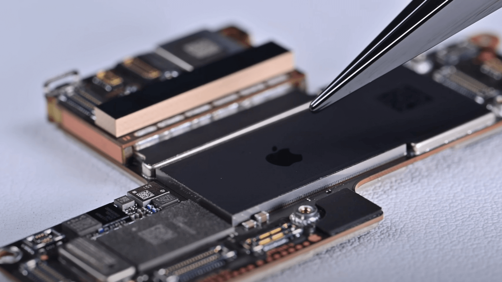 iPhone Air 扩容512GB成功!维修师傅破解苹果新芯片限制